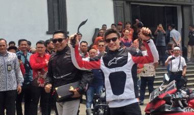 Ketika Marquez Diberi Ridwan Kamil Hadiah Kujang