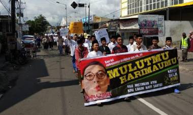 Dianggap Hina Kiai, Santri Jember Turun Jalan Kecam Fadli Zon