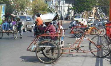Miris, Penarik Becak Ini Tetap Dituntut Jaksa Dua Tahun Penjara