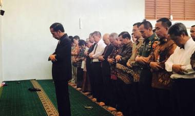 Bukan Politisasi, TKN: Kita Fasilitasi Fotografer Abadikan Gambar Jokowi shalat