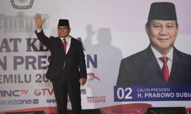 Pengamat Mode: Jokowi Terkesan Tulus, Prabowo Tampil Necis