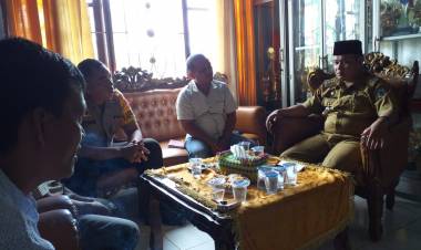 Jalan Rusak Diduga Akibat Angkutan PT BKS Sinar Mas Grup, Warga Geruduk Kantor Camat