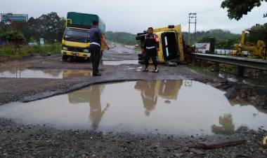 Nahas! Terjebak Lobang Jalinsum Bungo, Truk Muatan Sawit Terguling