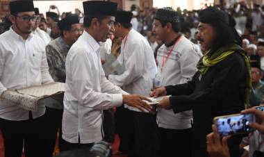 Di Masjid Raya Bani Umar, Jokowi Bagikan 351 Sertifikat Wakaf