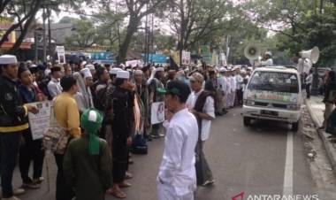 Sidang Perdana Bahar Smith Diwarnai Unjuk Rasa FPI dan Pendukung