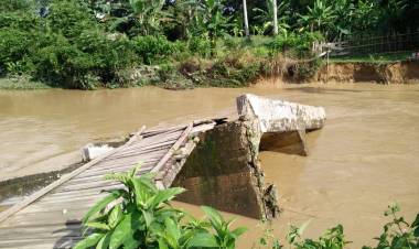 Diterjang Banjir, Jembatan di Kabupaten Sarolangun Roboh