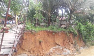 Pasca Banjir, Tebing Sungai Ambrol Rumah Warga Merangin Terancam Hanyut
