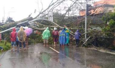 Tenda Pernikahan Porak-poranda Dihantam Angin Kencang dan Hujan