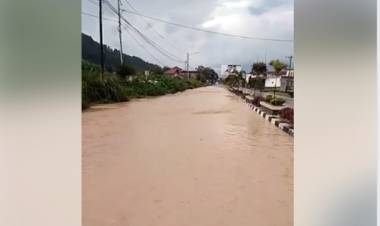 Diguyur Hujan Deras, Jalan di Sungaipenuh Berubah Wujud jadi Sungai