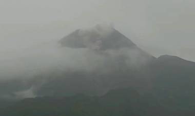 Gunung Merapi Kembali Luncurkan Awan Panas