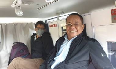 Diancam Diadang, Rocky Gerung dan Said Didu Menuju Jember Numpang Ambulance