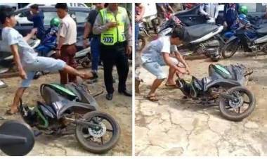 Viral, Pemuda Ini Mengamuk Preteli Motornya di Depan Polisi