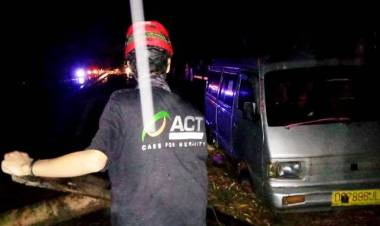 Tim Relawan ACT Bergerak Cepat Evakuasi Korban Banjir di Sentani