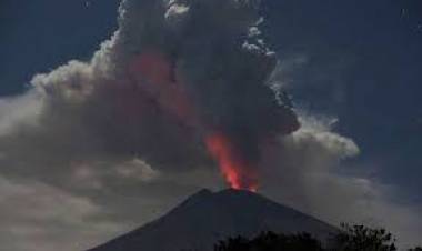 Ngeri, Gunung Agung Erupsi dengan Kolom Abu 600 Meter