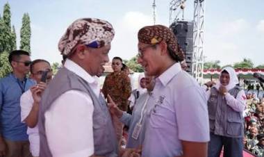 Hadiri Deklarasi Dukungan Purnawirawan TNI/Polri, Sandi Dikasih Blangkon