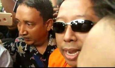 Rommy Hobby Baca Buku di Rutan KPK