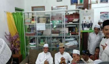 Kunjungi Ponpes Nurul Haromain, Sandi Uno: Kami ke Sini Bukan Cari Dukungan