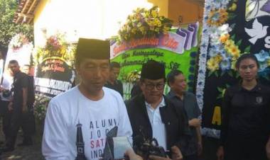 Jokowi Melayat ke Rumah Duka Ketua Seknas Jokowi