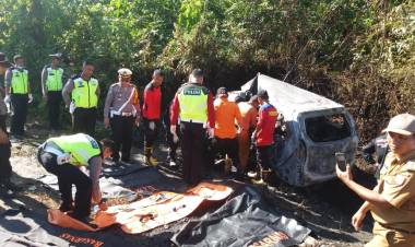 BREAKING NEWS!! Tabrakan Maut Truck VS Avanza, Empat Orang Tewas Terbakar