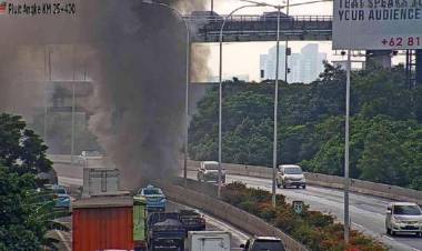 Kebakaran Kolong Tol Jembatan Tiga Pluit, 200 Lapak Ludes