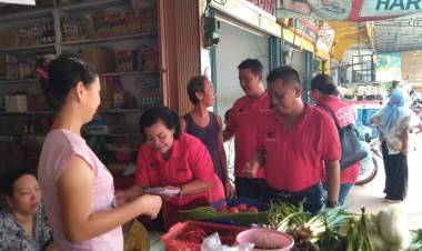 Caleg PDI Perjuangan Faatumbu Duha Blusukan Ke Pasar Hongkong