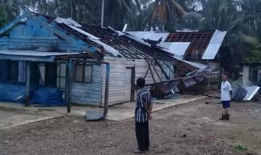 Angin Puting Beliung Hantam Desa Sari Mulya, Belasan Rumah Rusak Berat