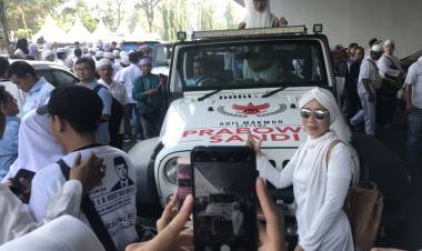 Pendukung: Bangga Bisa Foto di Mobil Prabowo