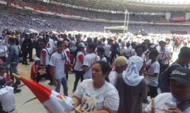 Matahari Sangat Terik di GBK, Relawan Pro Jokowi Bagi-bagi Payung