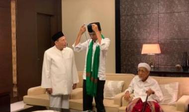 Mbah Moen Berikan Serban Hijau ke Jokowi