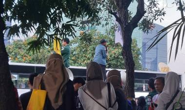 Seratusan Mahasiswa Demonstrasi di Lokasi Debat Kelima