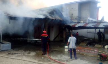 Saat Sholat Sarini Terkejut Rumahnya Terbakar Hebat