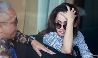 Saksi Cantik Kasus Suap Distribusi Pupuk Ini Bungkam Usai Diperiksa