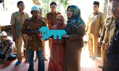Bupati Muarojambi Masnah Serahkan Bantuan Bedah Rumah dari Baznas