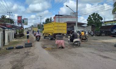 Warga Pelayang Sarolangun Letakkan Ban Mobil di Tengah Jalan Lintas