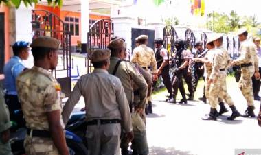 KPU Biak Dijaga Ketat Aparat POLRI-TNI, Setiap Tamu Diperiksa