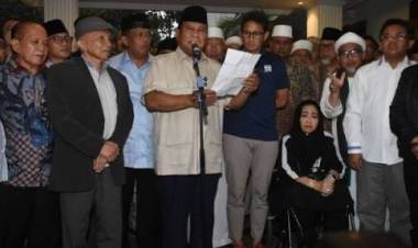 Prabowo Bersama Relawan Syukuran Klaim Kemenangan di TMII