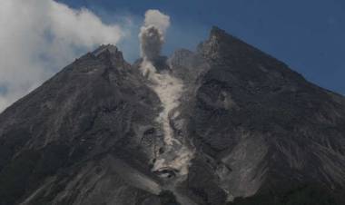 Gunung Merapi Alami 11 Kali Gempa Guguran