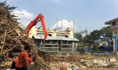 Petugas Ini Wajib 24 Nonstop Awasi Pintu Air Manggarai