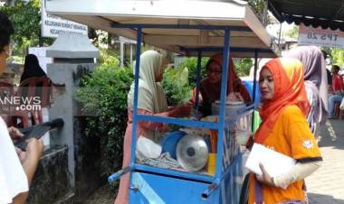 Asyik, Warga Rungkut Menanggal Nikmati Makanan Gratis Usai PSU