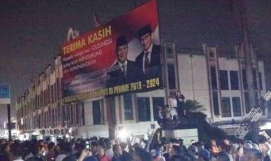 Heboh, Massa Tolak Satpol PP Turunkan Baliho Klaim Kemenangan Prabowo-Sandi