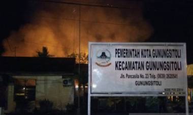 Kantor Camat dan Logistik Pemilu di Gunungsitoli Terbakar Hebat