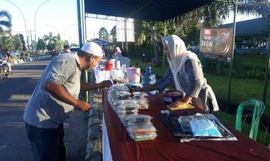 MIRIS!! Tak Ada Pasar Beduk Pemkab, Warga Jualan di Atas Trotoar