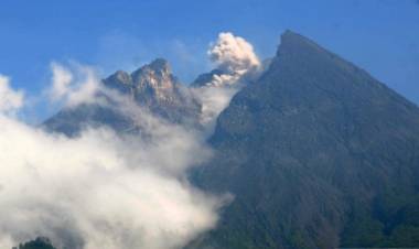 Gunung Merapi Meluncurkan Guguran Lava Pijar Sejauh 1.400 Meter