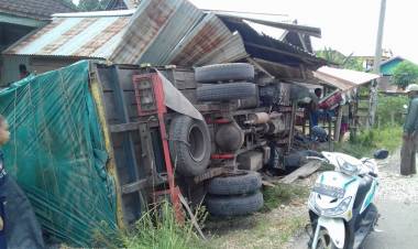 Sopir Ngantuk, Truk Tabrak Bengkel dan Lindas Motor di Maro Sebo