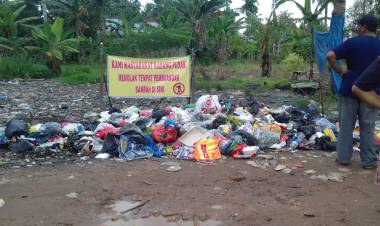 Warga Kasangpudak Gerah Sampah Menumpuk dan Berserakan