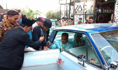 Ramadhan, Lima Pasang Penganten Nikah Bareng di Mobil Antik