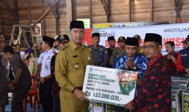 Pimpin Misi Kemanusiaan, Wako Fasha Disambut Haru Warga Pangkal Duri