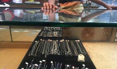 Demonstrasi Ricuh, Pedagang Emas Grogol Khawatir