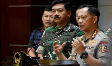 Tito Tunjukkan Senjata Api untuk Aksi 22 Mei