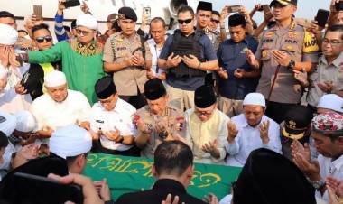 Ustadz Arifin Ilham Dimakamkan Dekat Pohon Kedondong